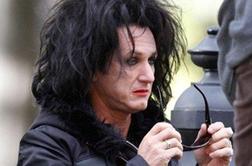 Sean Penn začel uporabljati rdečo šminko