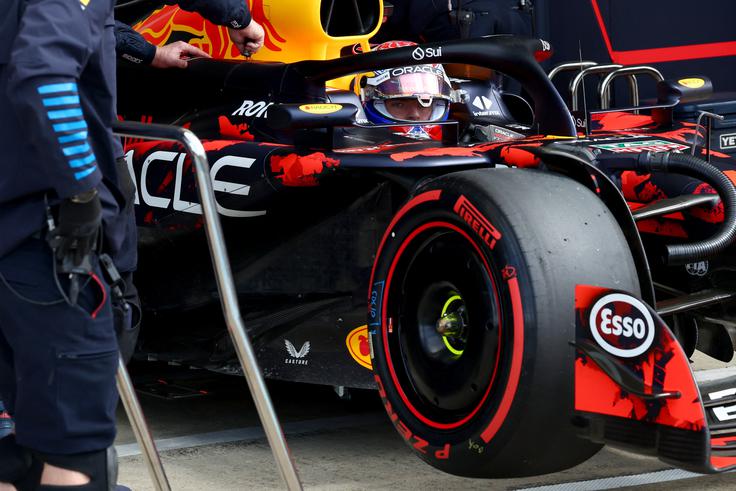 Max Verstappen je zaključek kvalifikacij odpeljal s poškodovanim dirkalnikom in ima zato tolikšen zaostanek. | Foto: Reuters