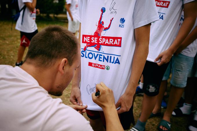 Mladi udeleženci kampa pod okriljem Košarkarske zveze Slovenije so se razveselili obiska zlatih reprezentantov Klemna Prepeliča in Gašperja Vidmarja. | Foto: 