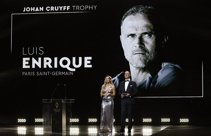 Luis Enrique se zaradi tekme PSG proti Marseillu, ki je zaradi nedeljskih vremenskih nevšečnosti potekala vzporedno s prireditvijo, ni udeležil podelitve nagrad. | Foto: Reuters