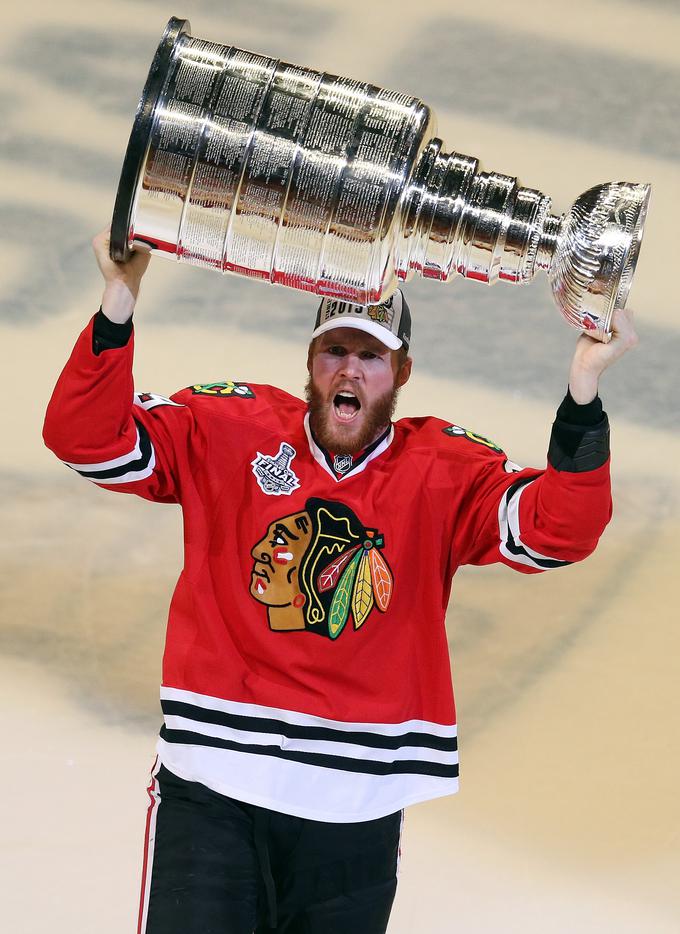 Takole se je še lani junija s Chicagom veselil naslova prvaka lige NHL. To je bil zanj tretji Stanleyjev pokal v karieri. | Foto: Getty Images