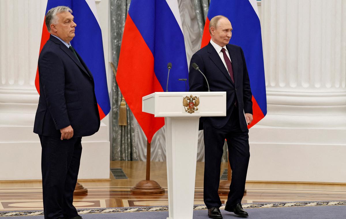 Viktor Orban, Vladimir Putin | Ameriški veleposlanik pri Natu Matthew Whitaker je izrazil pričakovanje, da bosta tako Madžarska kot vsa Evropa spoštovali sankcije in opustili uporabo ruske nafte in plina. Po uvedbi sankcij je madžarski premier Viktor Orban dejal, da njegova država išče načine, kako zaobiti ameriške ukrepe. | Foto Reuters