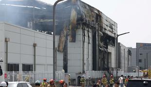 V tovarni litijevih baterij izbruhnil ogromen požar: gasilci našli 22 trupel #video