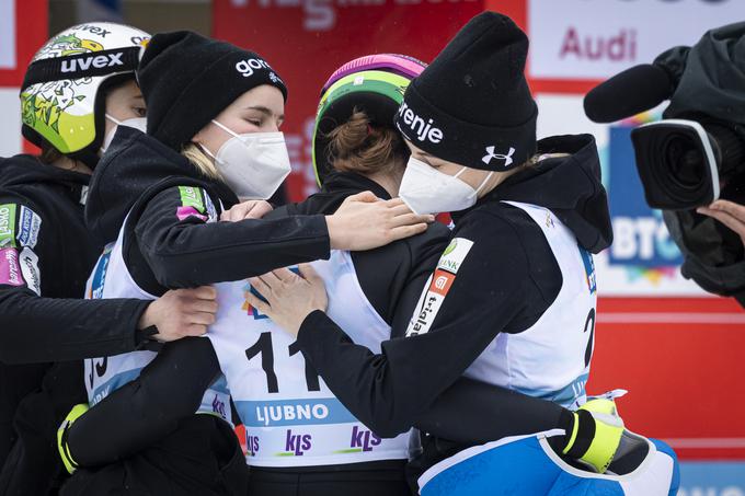 Slovenske skakalke bodo napadale medaljo tudi na petkovi ekipni tekmi. | Foto: SloSki