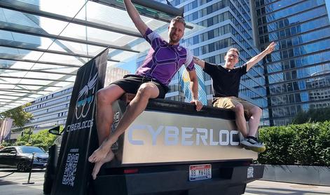 Cybertruck “prihrumel” v Ljubljano: pot dveh fantov je neverjetna #foto