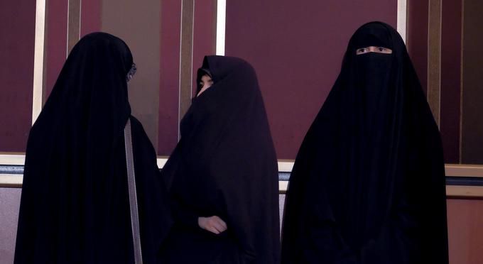 Na Danskem je v sredo začel veljati zakon, ki prepoveduje zakrivanje obraza na javnih krajih (fotografija je simbolična). | Foto: Reuters