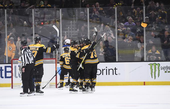 Patrice Bergeron je k zanesljivi zmagi Boston Bruins prispeval tri gole in asistenco. | Foto: Reuters