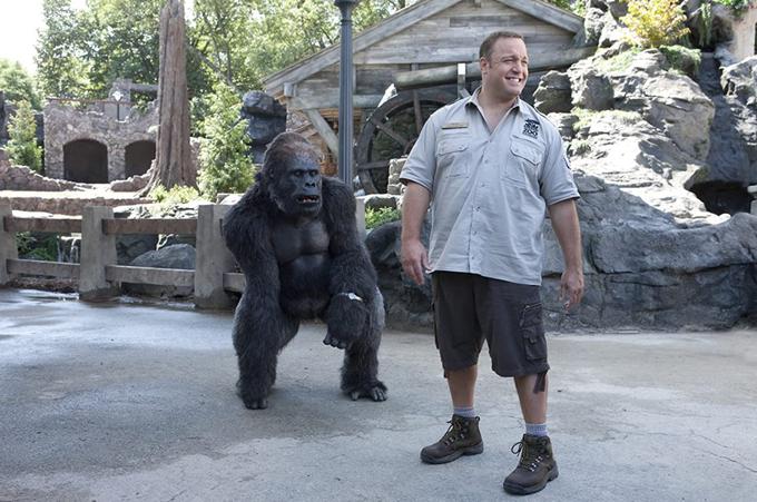 Kevin James z gorilo v prizoru iz filma Oskrbnik. | Foto: IMDb