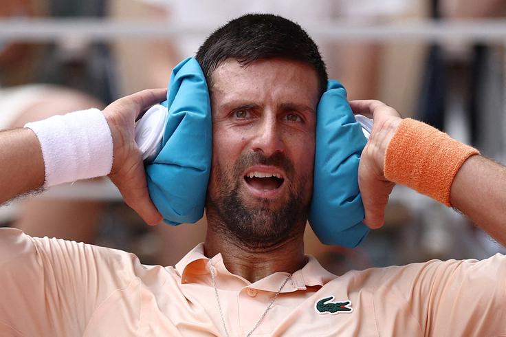 Tudi Novak Đoković ni imun pred vročino. Takole se je hladil z ledom. | Foto: Reuters