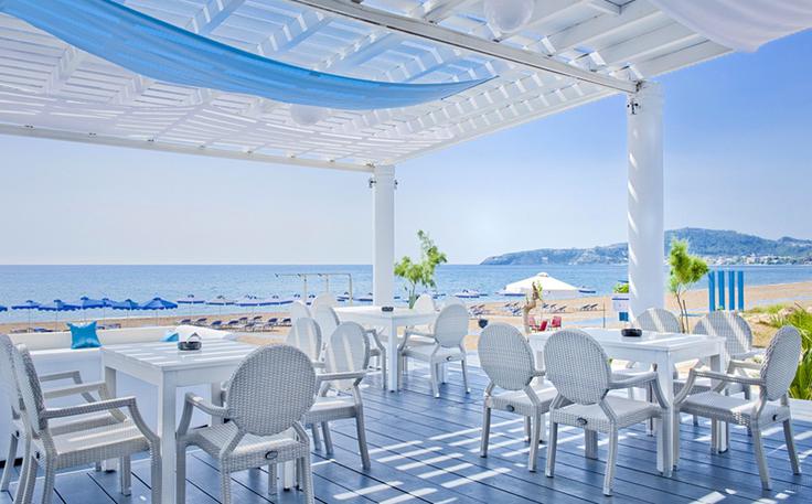 Lime Beach bar navdušuje s snežno belim dizajnom. | Foto: Grekomania.com