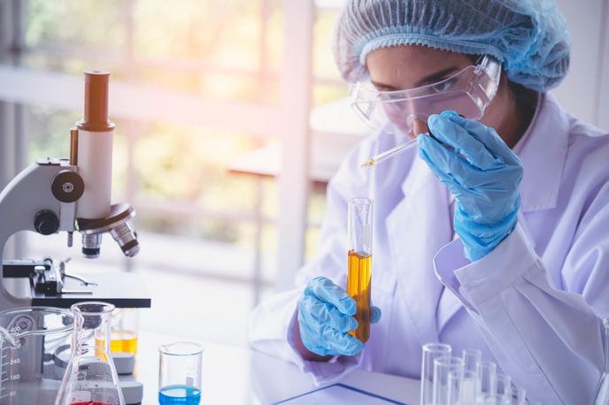 znanstvenica, kemija, laboratorij |  Analiza komisije za enake možnosti pri ministrstvu za visoko šolstvo, znanost in inovacije je pokazala, da ob enaki stopnji izobrazbe ženske v znanosti prejmejo povprečno za 12 odstotkov nižje plače. | Foto Shutterstock