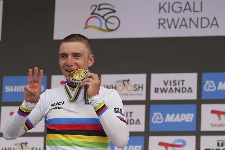 Remco Evenepoel je še tretjič zapored svetovni prvak v vožnji na čas. | Foto: Guliverimage
