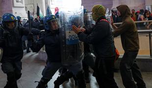 Med propalestinskim shodom v Milanu ranjenih več deset policistov #foto