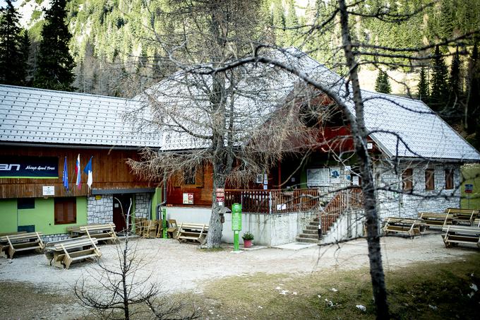 Planinski dom na Zelenici je zrasel na pogorišču prvih dveh. Odprli so ga leta 2011, zgrajen pa je bil z veliko pomočjo in udarniškim delom prostovoljcev.  | Foto: Ana Kovač