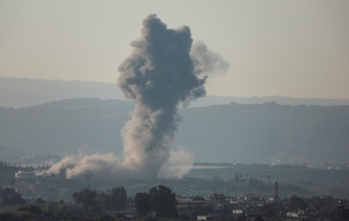 Libanon | Izraelska vojska je po 5. uri po lokalnem času izvedla več napadov na različna območja juga Libanona, povzema libanonsko tiskovno agencijo francoska AFP. | Foto Reuters