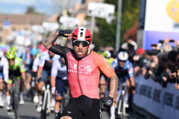 Ewan do etapne zmage, Schachmann ostal v vodstvu