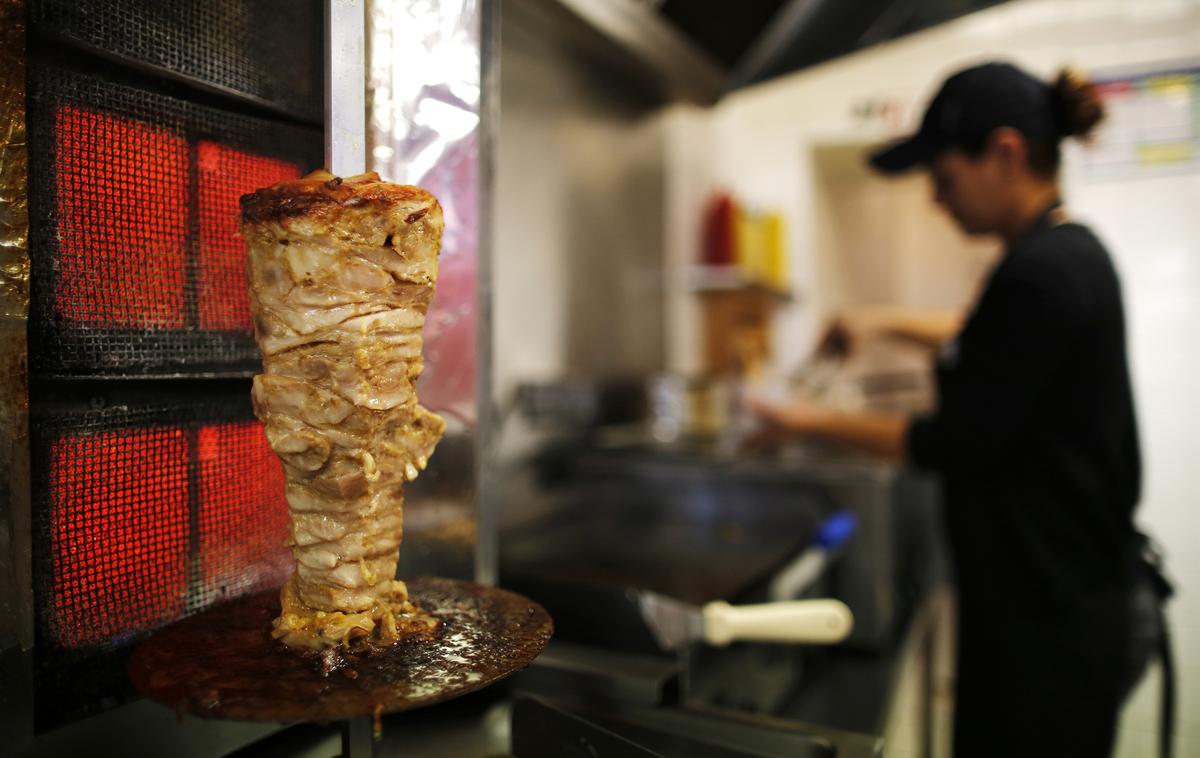 Kebab | Slovenski voznik kombija je želel na Hrvaško prepeljati meso za kebab iz Poljske, ki ni imelo ustreznih deklaracij. | Foto Reuters