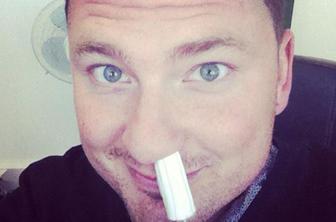 Zakaj so Twitter preplavili selfieji s tamponi?