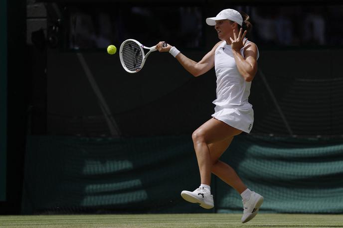 Iga Swiatek Wimbledon | Iga Swiatek je prvi niz dobila s 6:2 po 41 minutah igre. | Foto Reuters