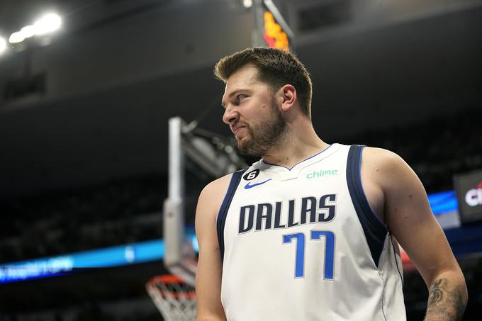 Postal je šele drugi košarkar v zgodovini lige NBA, ki je v rednem delu sezone na tekmo v povprečju dosegal vsaj 32 točk, osem asistenc in osem skokov. To je pred 34 leti uspelo le še legendarnemu Michaelu Jordanu. Čeprav ima opravka z najboljšo sezono, kar se tiče doseganja točk, pa s tem, kar je dosegel, zaradi neuspeha ekipe ni zadovoljen. "Nismo se prebili v končnico, zato je to slaba sezona. Individualna statistika mi ne pomeni ničesar, če nisi uspešen z ekipo," je poudaril Dončić in dodal, da to ni bila njegova najboljša sezona, odkar nastopa v ligi NBA. | Foto: AP / Guliverimage