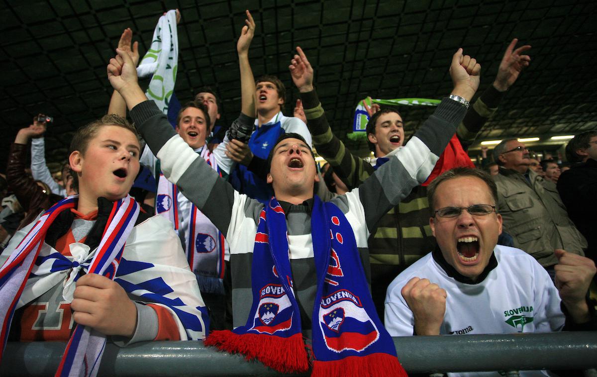 Slovenski navijači Nogomet | Slovenski navijači so nazadnje gostujočo zmago nad reprezentanco, ki je že nastopila na velikem tekmovanju, dočakala leta 2013 na Islandiji. | Foto Vid Ponikvar