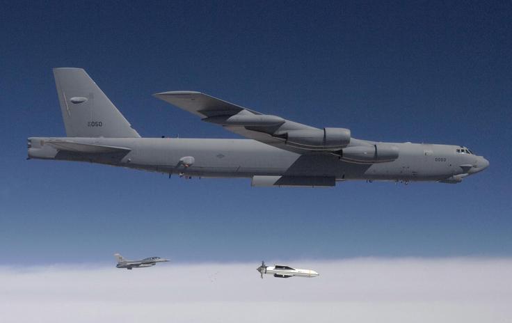 Bombe GBU-57 za zdaj operativno uporabljajo samo bombniki B-2. V času testiranj so bombe odvrgli tudi s pomočjo bombnika B-52. | Foto: Wikimedia Commons