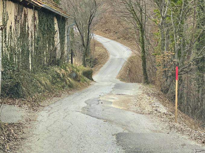 Velik del trase bo zelo hiter, a nekateri odseki skozi vasi bodo tudi zelo ozki. Marsikje je slabše kakovosti tudi asfaltna podlaga. | Foto: Gregor Pavšič