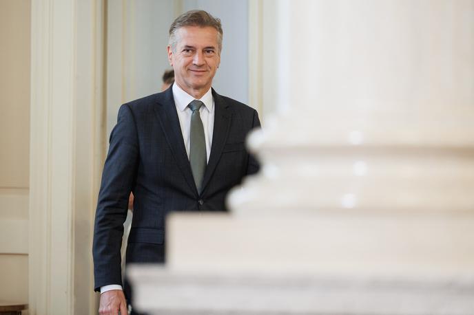 Robert Golob | Današnje glasovanje je zaključilo razpravo, ali bi lahko vprašanje obrambnih izdatkov vplivalo na stabilnost koalicije, premier Golob pa si je s tem utrdil svoj položaj v političnem prostoru. | Foto Vlada Republike Slovenije