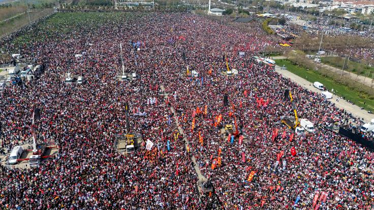 Protesti v podporo priprtemu županu Istanbula Ekremu Imamogluju | Foto: Reuters