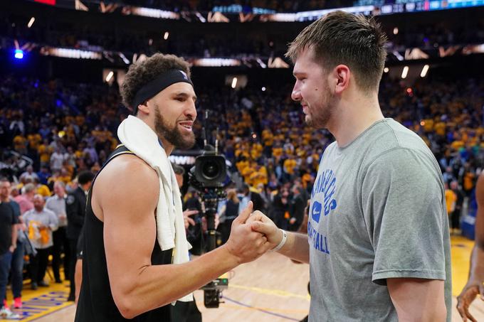 Dončić in Klay Thompson po koncu tekme. | Foto: Reuters