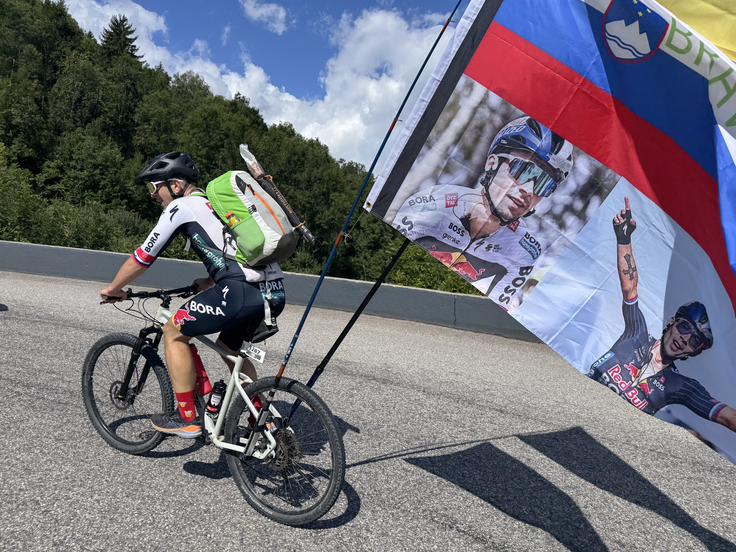Ogromno slovenskih navijačev je tudi kolesarjev. | Foto: Jaka Lopatič