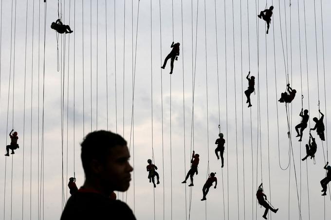 Po poskusu postavitve novega svetovnega rekorda za največje število ljudi, ki so hkrati skočili z mostu. V brazilskem mestu Hortolandia jih je skočilo kar 245. Oktober 2017. | Foto: Reuters