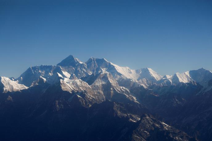 Mount Everest, Himalaja | Dovoljenje bodo izdali zgolj plezalcem, ki že imajo izkušnje z vzponom na vsaj enega od sedemtisočakov v tej himalajski državi. | Foto Reuters