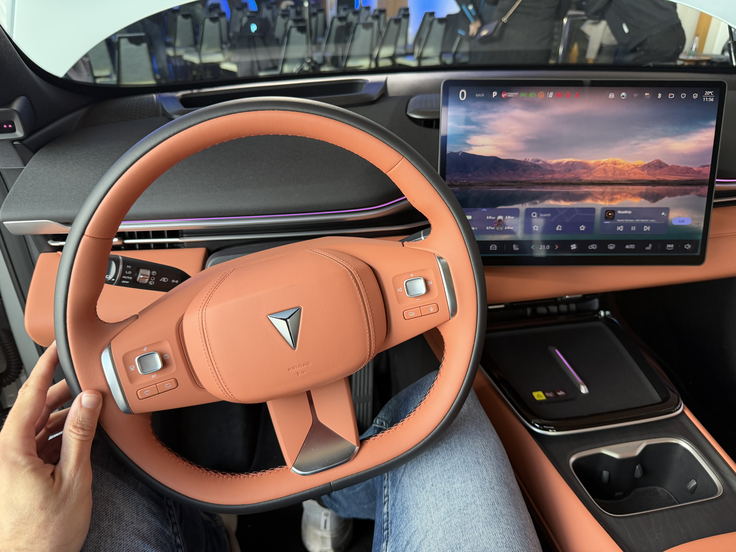 Za volanom deepala 05 - notranjost ima kakovostne materiale, prečiščenost in poudarek na digitalizaciji. | Foto: Gregor Pavšič