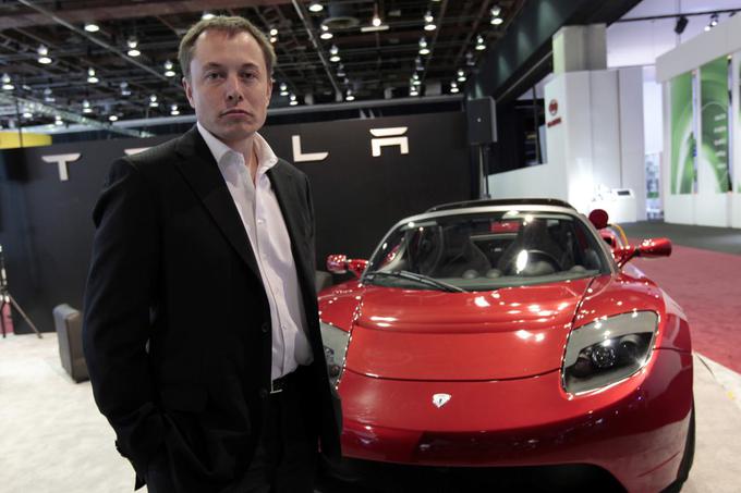 Leta 2004 je bil Elon Musk eden od prvih in največji vlagatelj v podjetje Tesla Motors (danes Tesla, Inc.), ki je želelo proizvajati električne avtomobile. Danes svetovno znana Tesla Muska zato prišteva med soustanovitelje podjetja, a "prava" ustanovitelja sta bila leta 2003 Martin Eberhard in Marc Tarpenning. Na fotografiji Musk stoji ob avtomobilu znamke Tesla Roadster. | Foto: Reuters