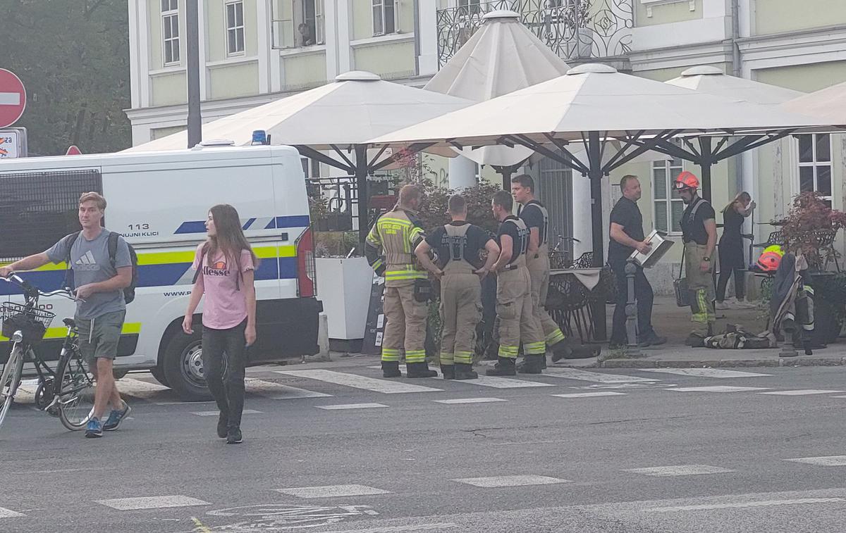 Rozmanova ulica | Reševalci so moškega z vbodnimi ranami, ki si jih je že pred tem prizadejal sam, predali reševalcem, ki so ga odpeljali na nadaljnje zdravljenje v UKC Ljubljana. | Foto Bralka