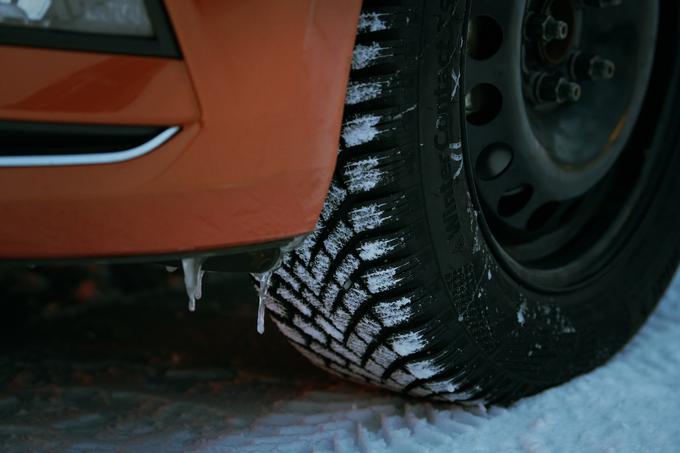 Zimske pnevmatike z oznako M+S morajo imeti vsaj tri milimetre profila. To je zakonska meja, priporočljiva pa v snegu zagotovo ni. | Foto: AMZS