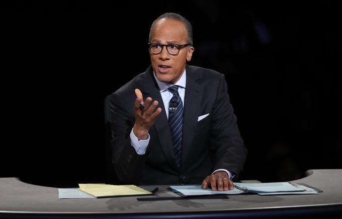 Kandidatoma je vprašanja na debati postavljal Lester Holt, voditelj večernih poročil na televiziji NBC. | Foto: Reuters