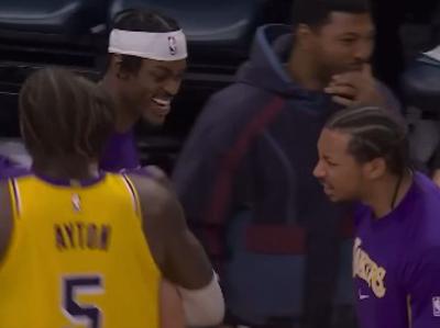 Z glave snel trak junaku Lakersov in poskrbel za nepozabno prho za soigralce #video