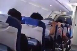 Letalo z 227 potniki zajela toča, v kabini je izbruhnila panika #video