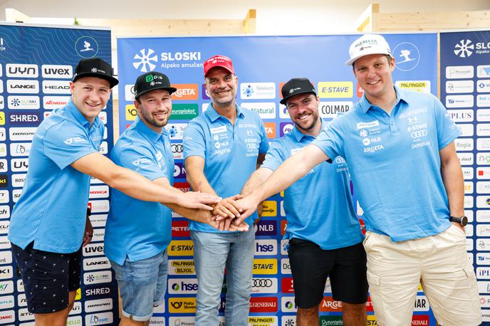 alpsko smučanje | Rok Ažnoh, Martin Čater, trener Aleš Brezavšček, Miha Hrobat in Nejc Naraločnik samozavestno odhajajo v Čile. | Foto Aleš Fevžer