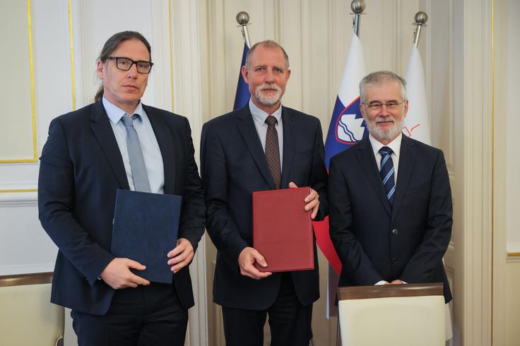 "Pridruženo članstvo UKC Ljubljana pomeni velik napredek, ki bo izboljšal sodelovanje na področju kliničnega pouka in raziskovalnega dela med obema ustanovama. S tem postavljamo temelje akademske kakovosti in povezujemo zdravstvo in visoko šolstvo," je ocenil Švab (na skrajni desni). | Foto: STA
