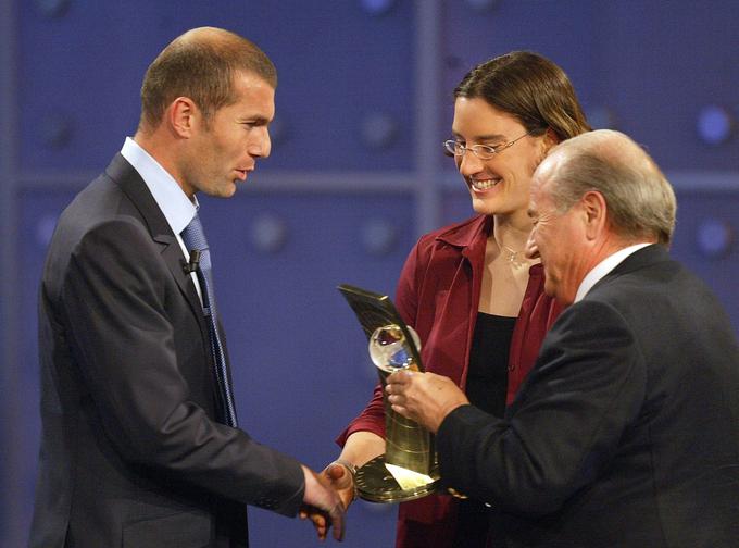 Zinedine Zidane je takole prejel nagrado, še tretjo in prvo v dresu Reala, za najboljšega nogometaša leta. | Foto: Reuters