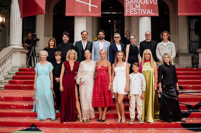 Belo se pere Sarajevo | Ekipa filma Belo se pere na devetdeset na rdeči preprogi Sarajevskega filmskega festivala | Foto arhiv ustvarjalcev Belo se pere na devetdeset