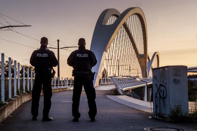 Nemška policija na meji | Na nemških mejah bodo naslednjih šest mesecev preverjali potnike, ki bodo v državo prispeli iz sosednjih Belgije, Francije, Danske, Nizozemske in Luksemburga. Na fotografiji vidimo nemška policista na meji s Francijo. | Foto Guliverimage