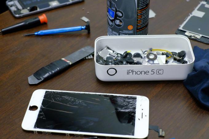 iPhone, ki je v celoti izdelan iz stekla? To se ne bo končalo dobro. | Foto: Reuters