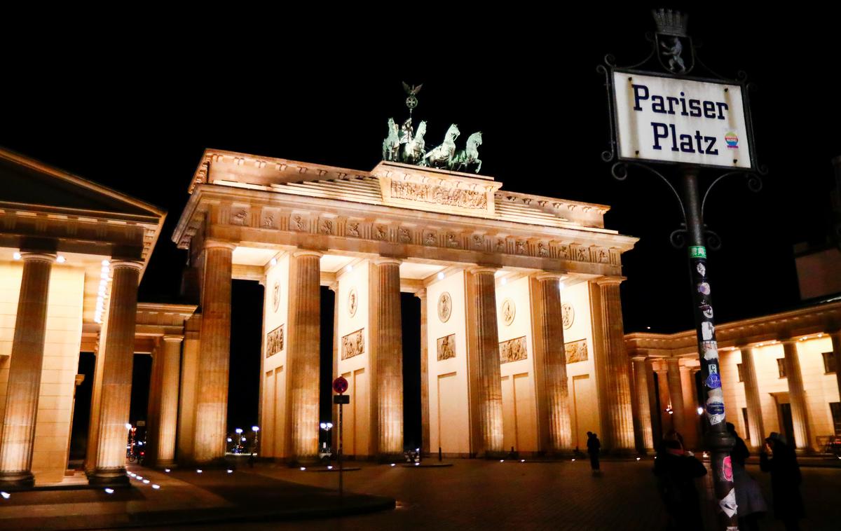 Brandenburška vrata | Berlin, ki je bil dolgo let znan kot poceni mesto za življenje v Nemčiji, se je začel dražiti leta 2013. Samo najemnine naj bi se v naslednjih šestih letih do 2019 podražile za 30 odstotkov. | Foto Reuters