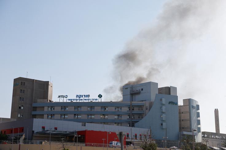 Za zdaj še ni podatkov o številu ranjenih in morebitnih žrtvah po napadu na bolnišnico. | Foto: Reuters