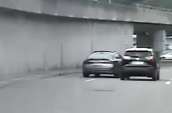 Predrzen voznik brez vozniškega dovoljenja bežal pred policisti #video