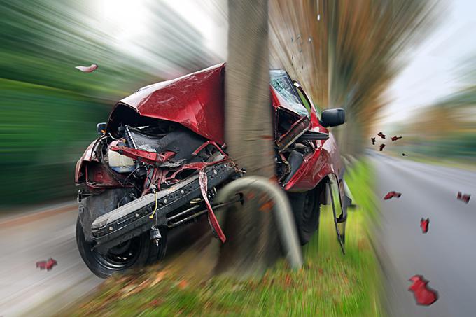 Srečo boste imeli, če boste zaradi prevelike hitrosti povzročili samo škodo na vašem avtomobilu. | Foto: Thinkstock